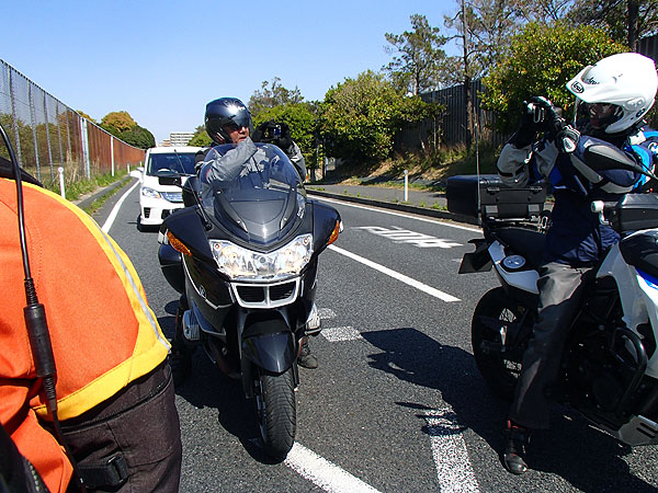 写真を撮り合うＯＳＡＭＵさんとシンさん